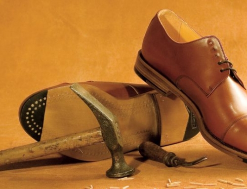 Holzgenagelte Schuhe